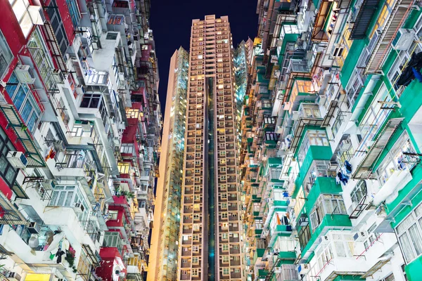 Overvol residentieel gebouw in hong kong — Stockfoto