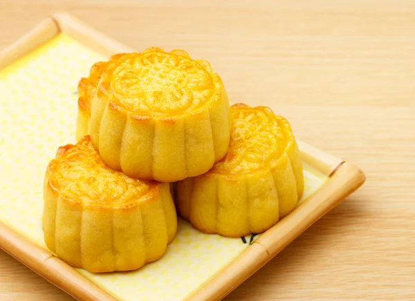 접시에 중국 전통적인 mooncake — 스톡 사진