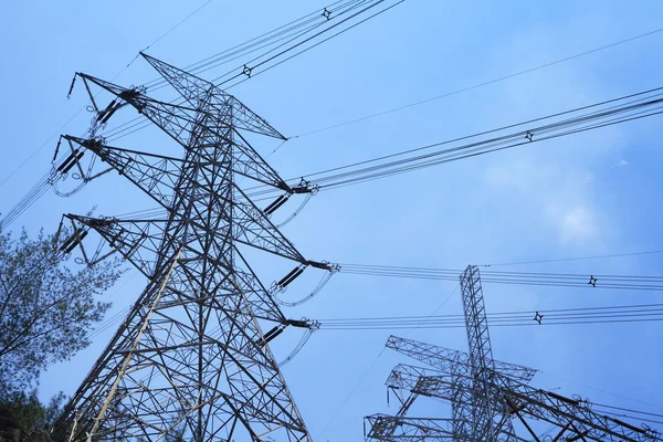 Torre de distribuição de energia — Fotografia de Stock