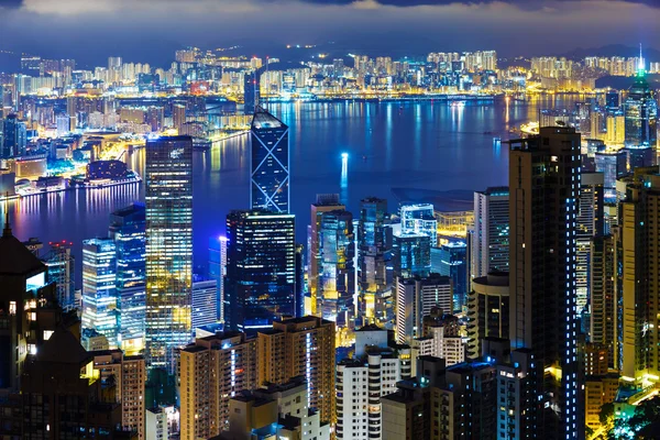 Hong kong skyline van de stad bij nacht met victoria harbor en skyscra — Stockfoto