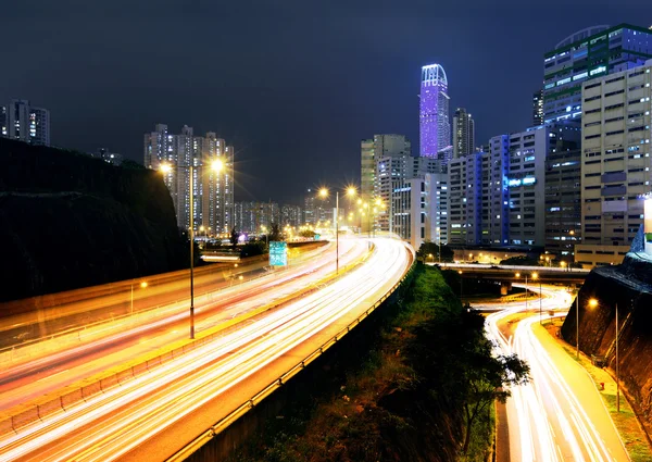 Déplacement de la voiture avec une lumière floue à travers la ville la nuit — Photo