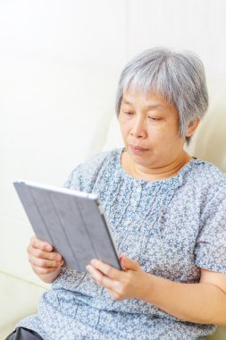 Asyalı yaşlı kadın tablet kullanma