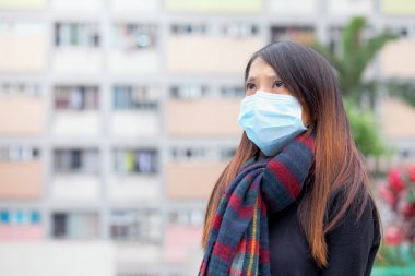 Asyalı kadın ile yüz maskesi, açık