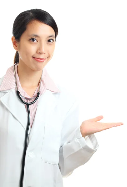 Azji kobieta lekarz wprowadza coś — Zdjęcie stockowe