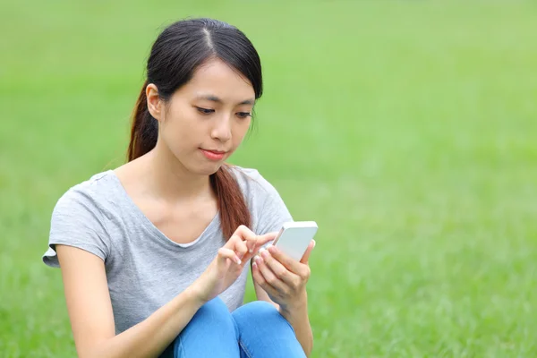 Азиатка с помощью мобильного телефона — стоковое фото