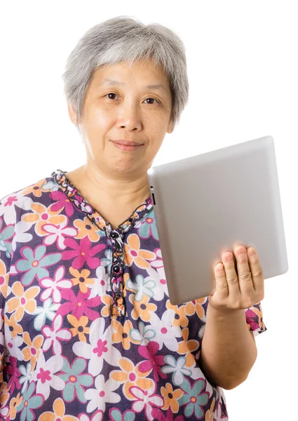 Asiatique vieille femme avec tablette numérique — Photo
