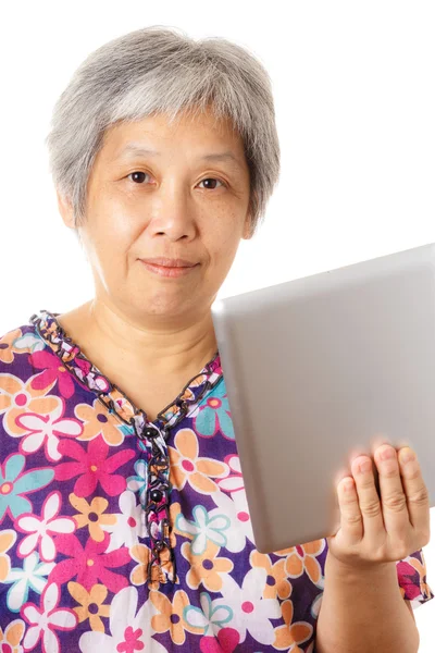 Asiatique vieille femme avec tablette numérique — Photo