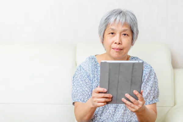 Asiatica vecchia donna con tablet digitale — Foto Stock