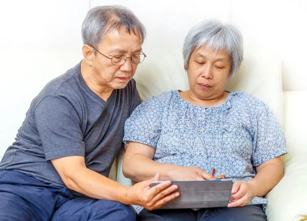 Asiática pareja de ancianos utilizando tableta digital —  Fotos de Stock