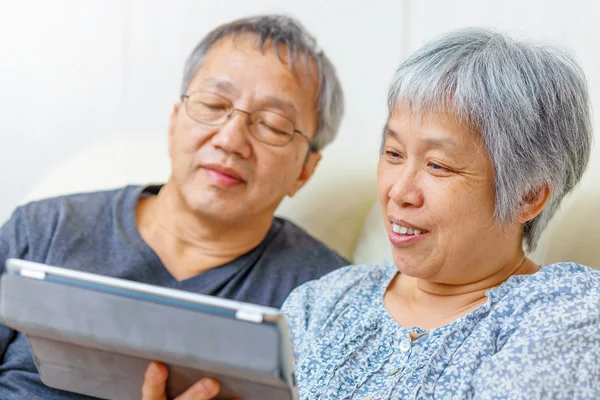 Asiática pareja de ancianos utilizando tableta digital — Foto de Stock