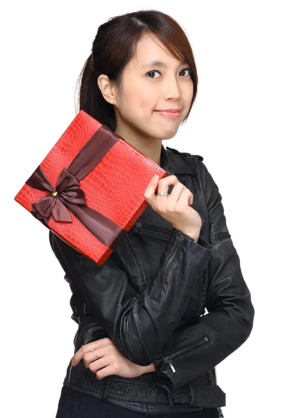 Donna asiatica con scatola regalo — Foto Stock