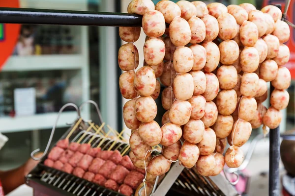 Тайский стиль жареная колбаса на уличном рынке в Таиланде — стоковое фото