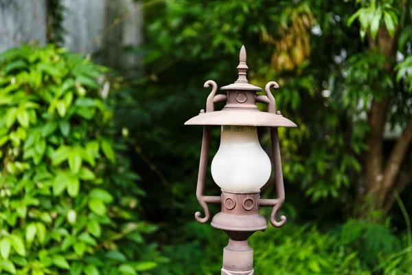 Gatan lampa i den gröna trädgården — Stockfoto
