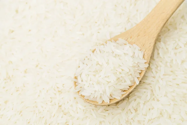 Λευκό ρύζι άβραστα σχετικά με ΞΥΛΙΝΟ ΚΟΥΤΑΛΑΚΙ — Φωτογραφία Αρχείου