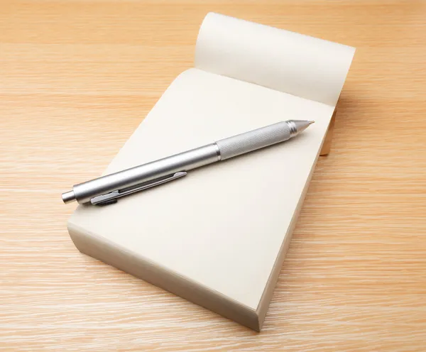Memo pad och pennan på bordet — Stockfoto