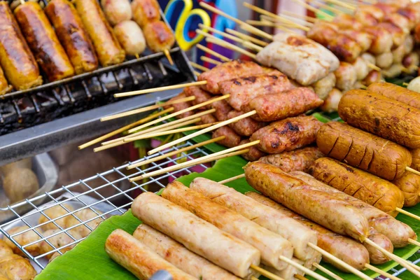 Thajsko styl grilované potraviny na ulici — Stock fotografie
