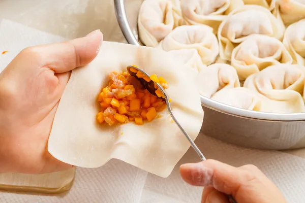 Fabricação do bolinho chinês — Fotografia de Stock