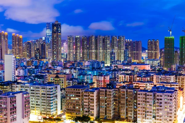 Distrito residencial na cidade à noite — Fotografia de Stock