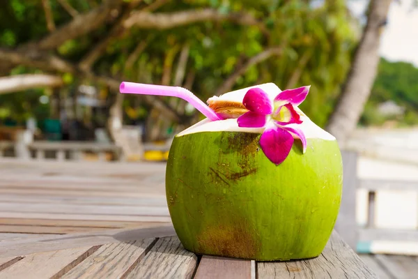 Napój kokosowy na drewnianym stole — Zdjęcie stockowe