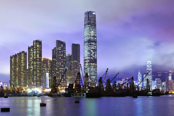 Kowloon skyline ночью — стоковое фото