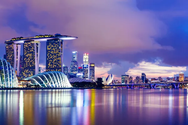 Singapore skyline à noite — Fotografia de Stock