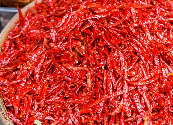 Červené chilli papričky pro dehydrataci — Stock fotografie