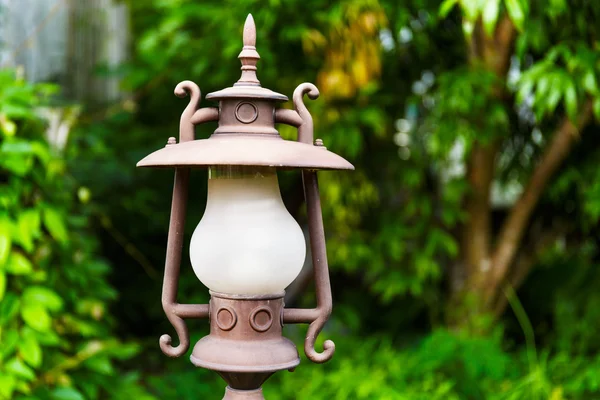 Farola en el jardín verde — Foto de Stock