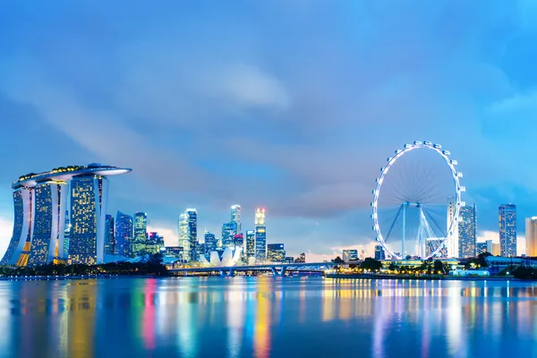 Singapore skyline à noite — Fotografia de Stock