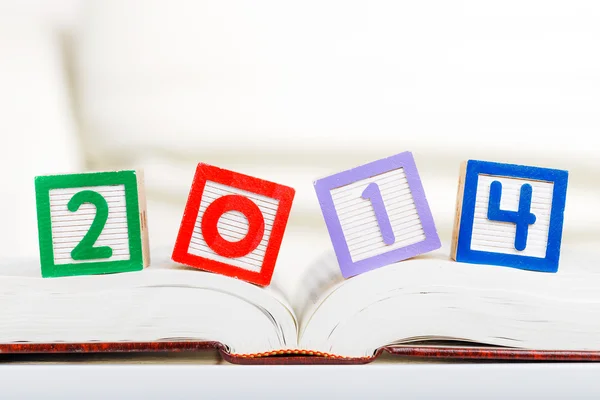Buchstabenblock mit 2014 auf Buch — Stockfoto