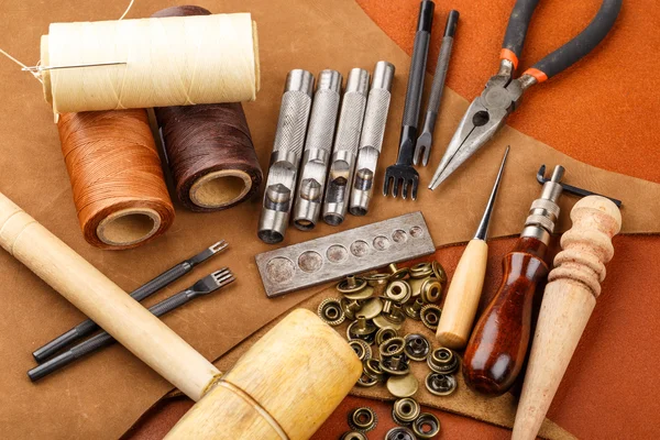 Zelfgemaakte lederen craft tools — Stockfoto