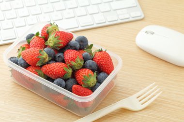 Berry mix öğle yemeği kutusu çalışma masası