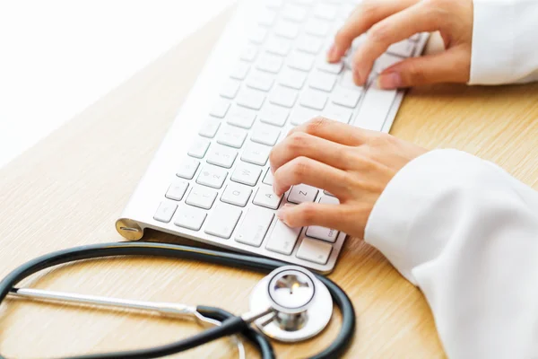 Mesa de trabalho do médico — Fotografia de Stock