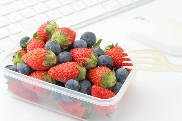 Scatola pranzo sana sulla scrivania dell'ufficio — Foto Stock