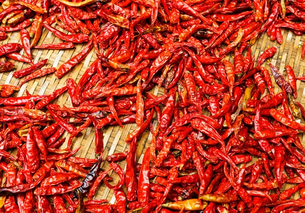Červené chilli papričky na koš — Stock fotografie