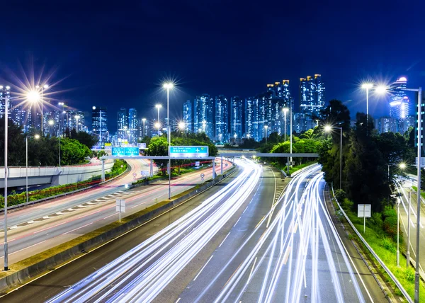 Zajęty ruchu na autostradzie w nocy — Zdjęcie stockowe