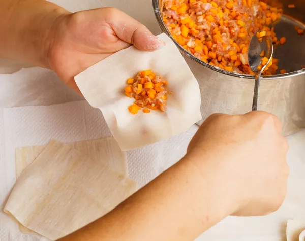 Maken van chinese knoedel — Stockfoto