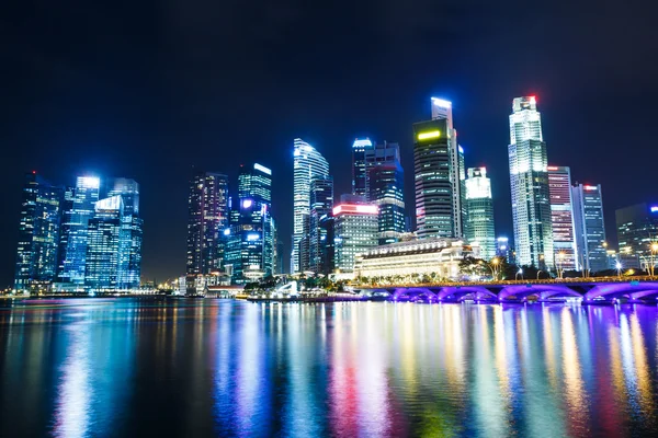 Singapore stad på natten — Stockfoto