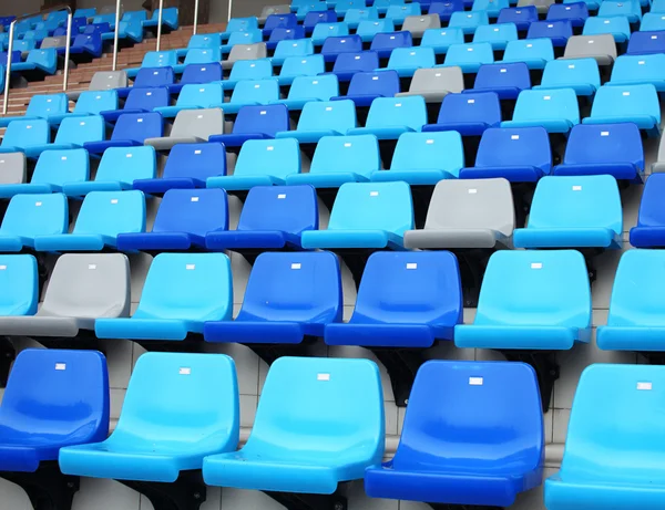 Blauwe plastic oude stadion stoelen op concrete stappen — Stockfoto