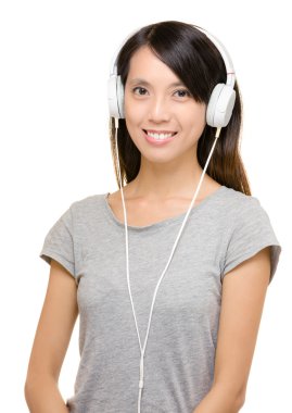 Asyalı kadın kulaklık kullanma