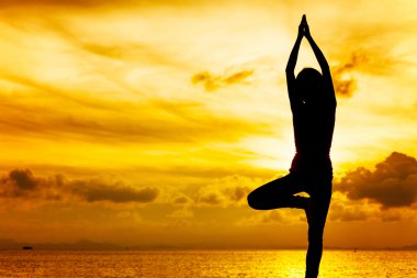 gün batımı zamanında yoga yaparken kadın