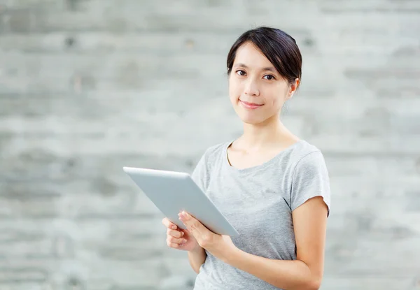 Mulher asiática com tablet digital — Fotografia de Stock