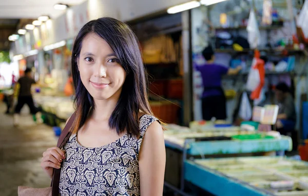 Hong kong žena v mokré trhu — Stock fotografie