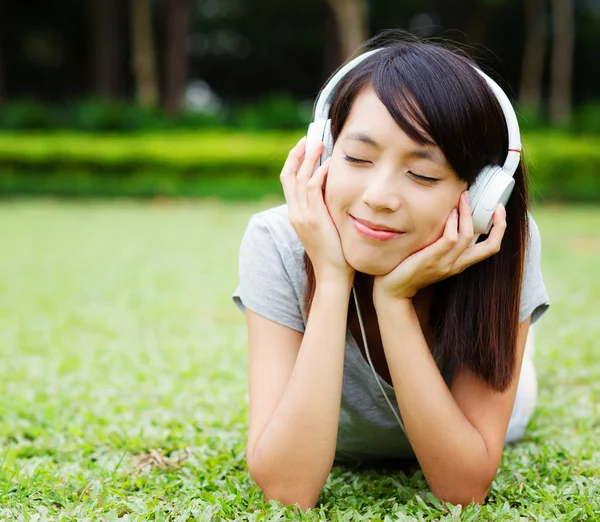 Asiatische Frau genießen Musik — Stockfoto