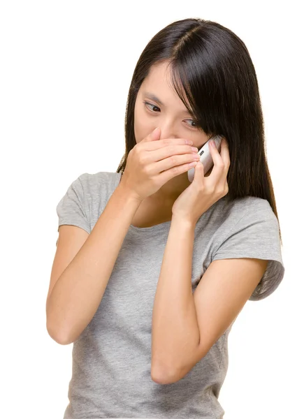 Asiatico donna parlando telefono segretamente — Foto Stock