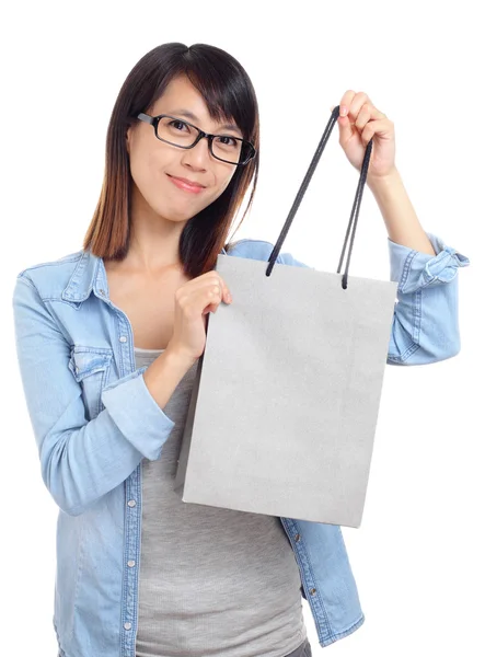 Azjatka z torbą na zakupy — Zdjęcie stockowe