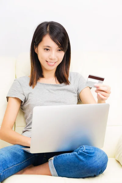 亚洲女性使用的笔记本电脑的在线购物 — 图库照片