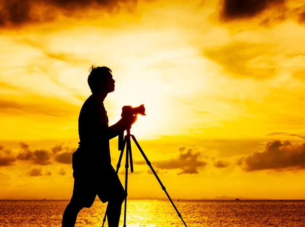 Silueta de fotógrafo al atardecer — Foto de Stock