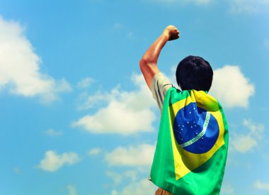 Brezilya bayrağı tutarak heyecanlı adam