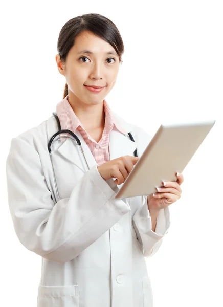 Азиатская женщина-врач с цифровым планшетом — стоковое фото