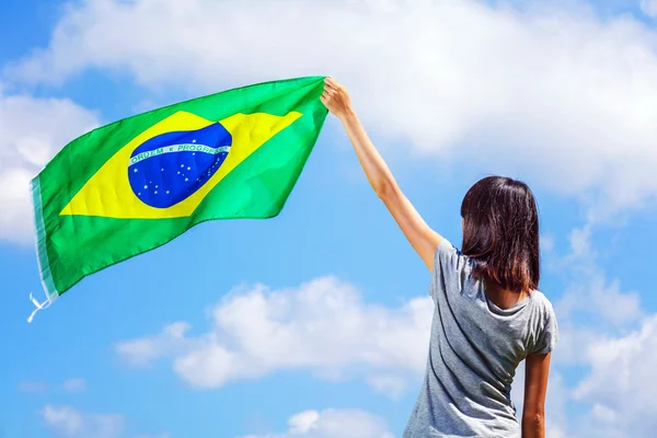 Mulher segurando uma bandeira do brasil — Fotografia de Stock